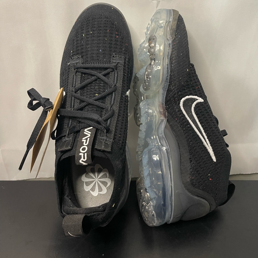 NWT Nike Women's VaporMax 2021 Flyknit Size 7.5 Black/White/Metallic🖤 - Picture 4 of 4